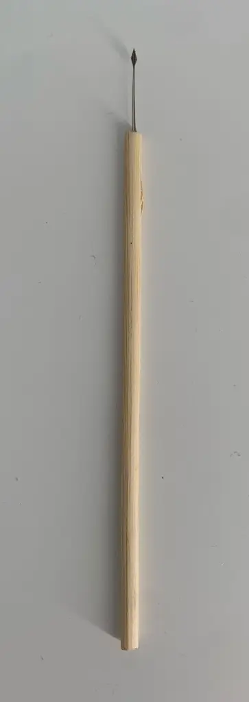 Federkiel mit Holzstiel Rhombe.webp